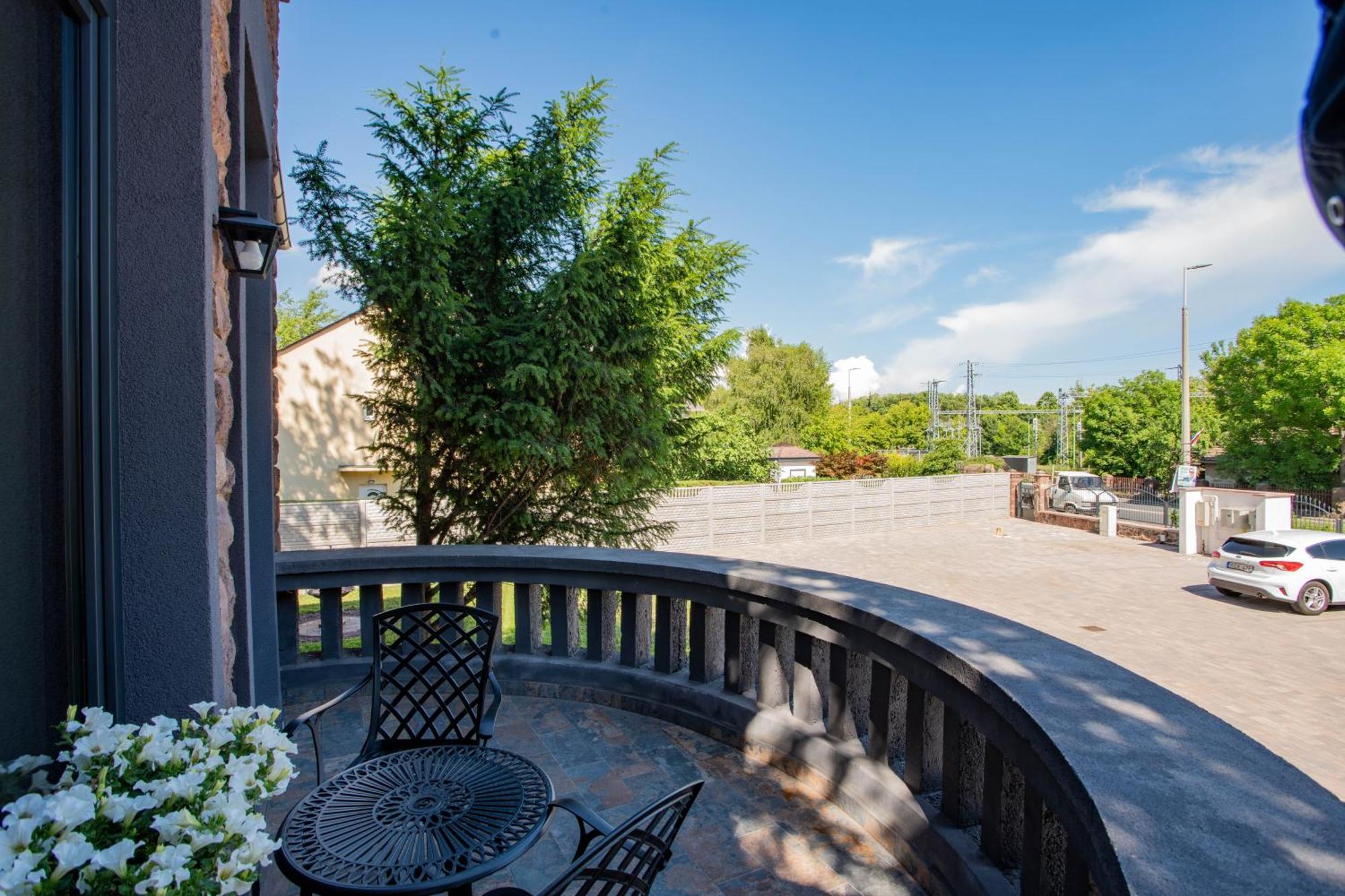 Voeroesko Villa -Elnoeki Szauna Es Jakuzzi Hasznalattal Balatonalmádi Exterior photo